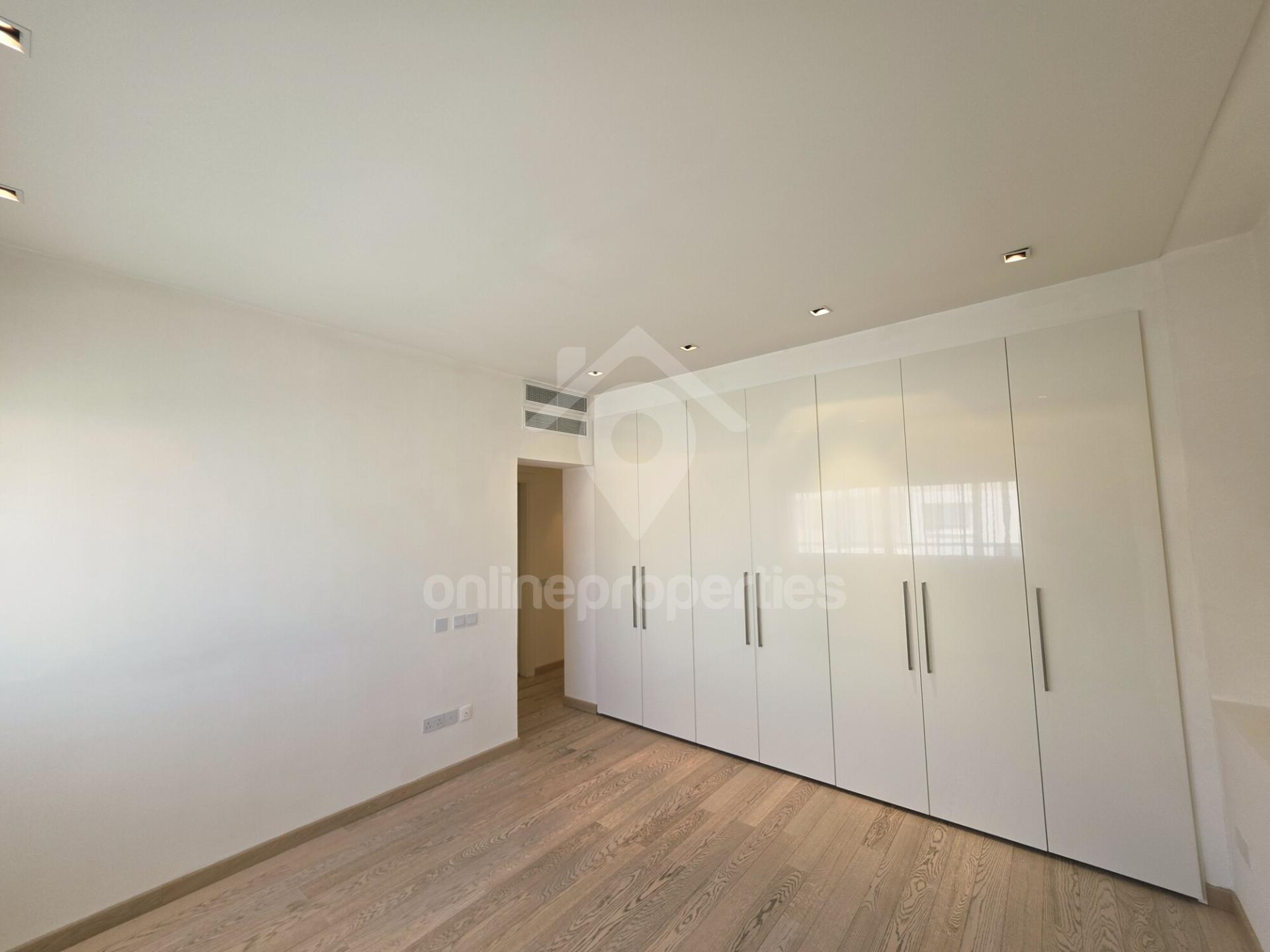 To change image, hover mouse over thumbnails below