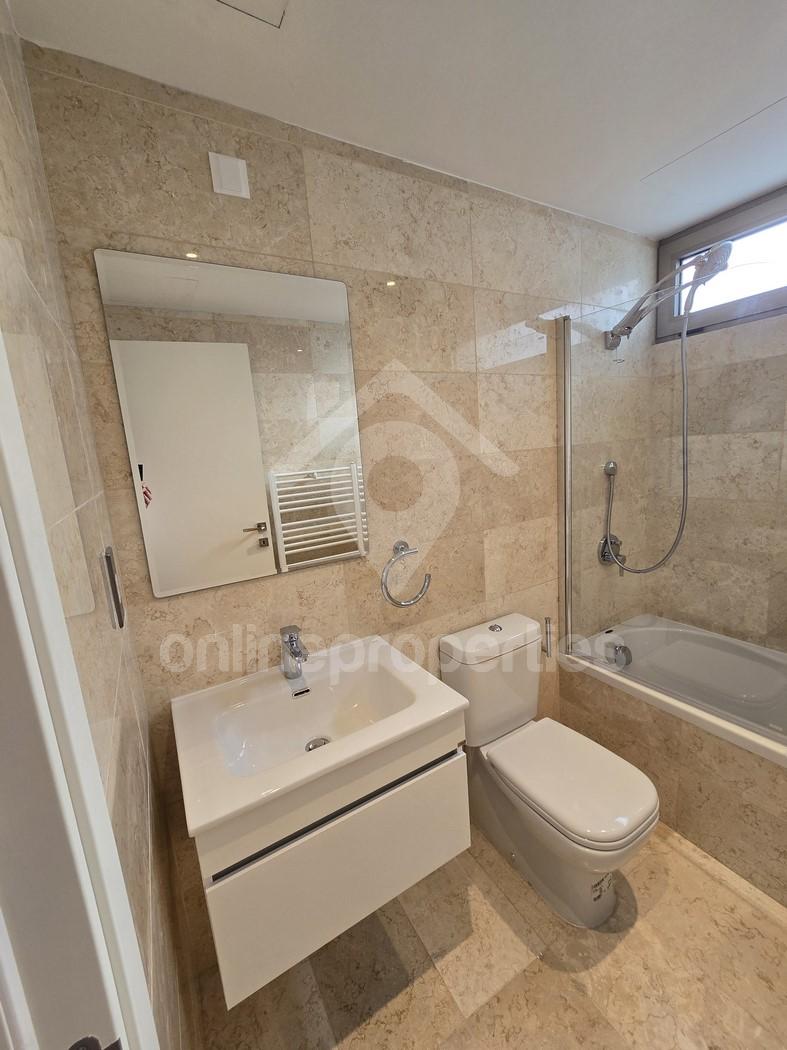 To change image, hover mouse over thumbnails below