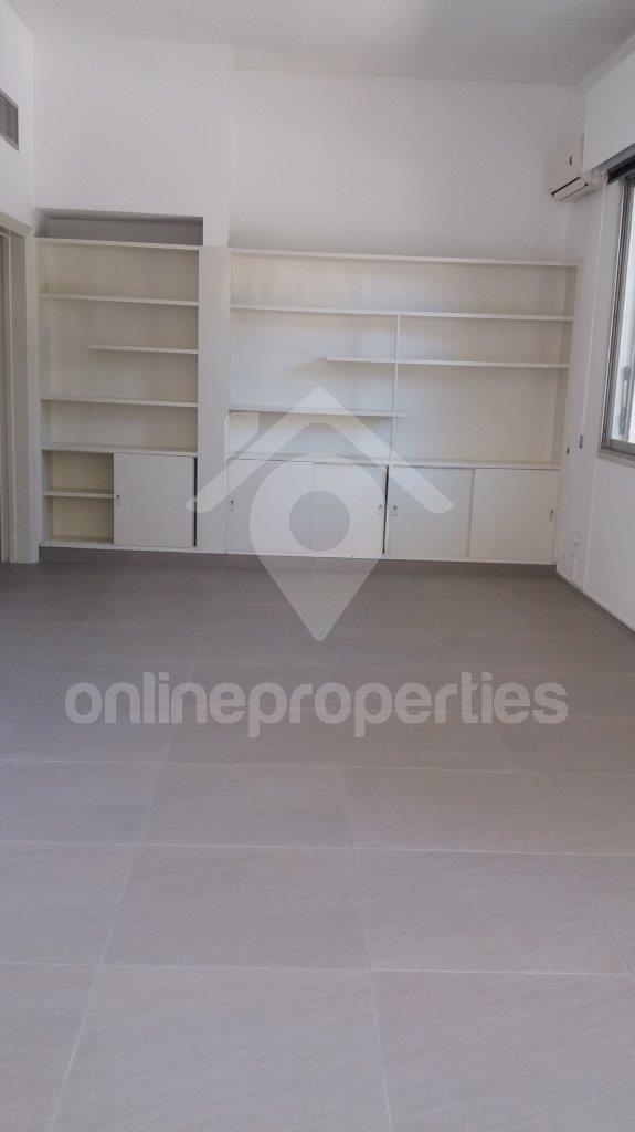 To change image, hover mouse over thumbnails below