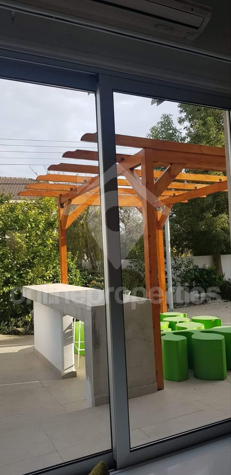 To change image, hover mouse over thumbnails below