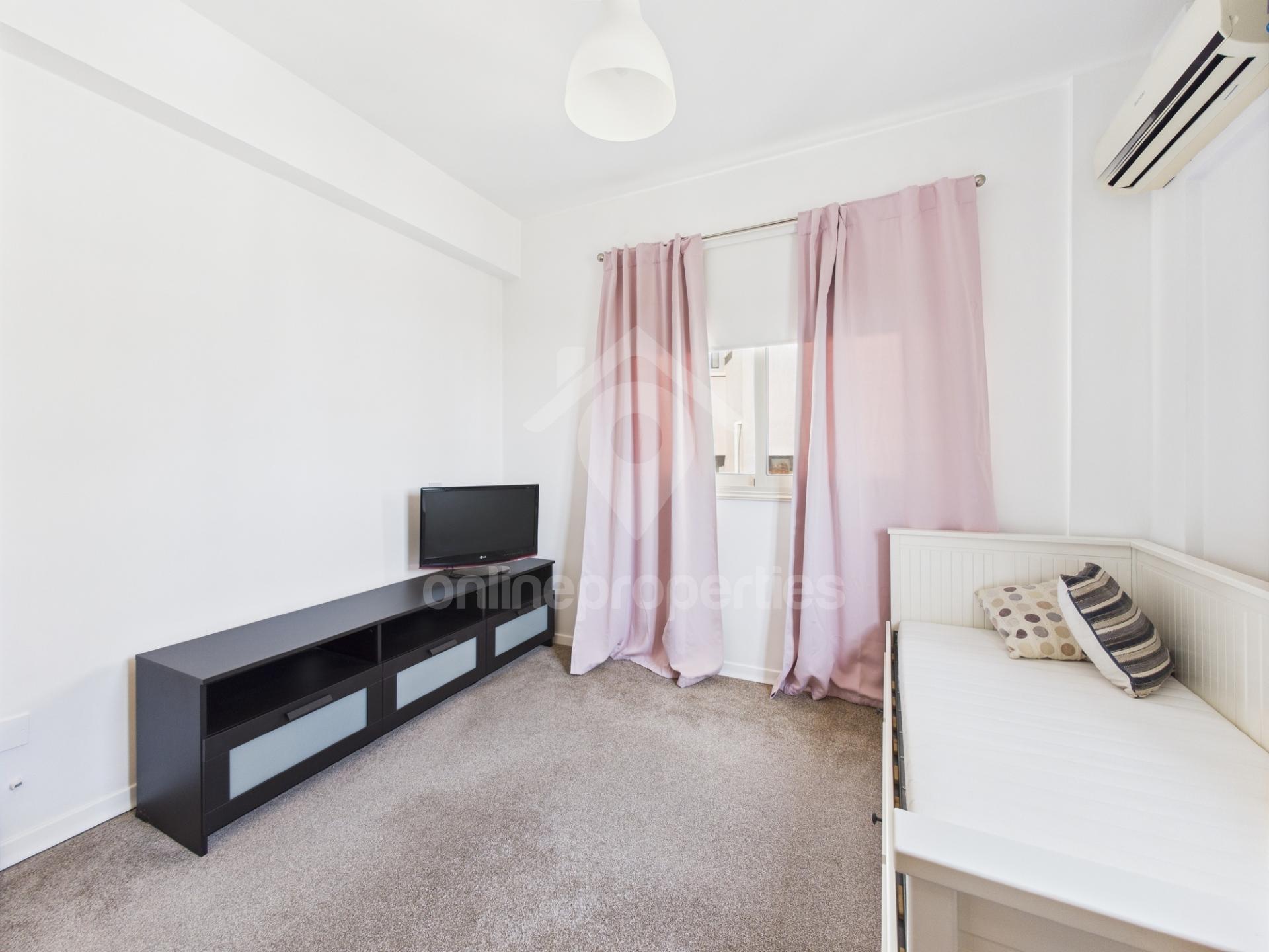 To change image, hover mouse over thumbnails below