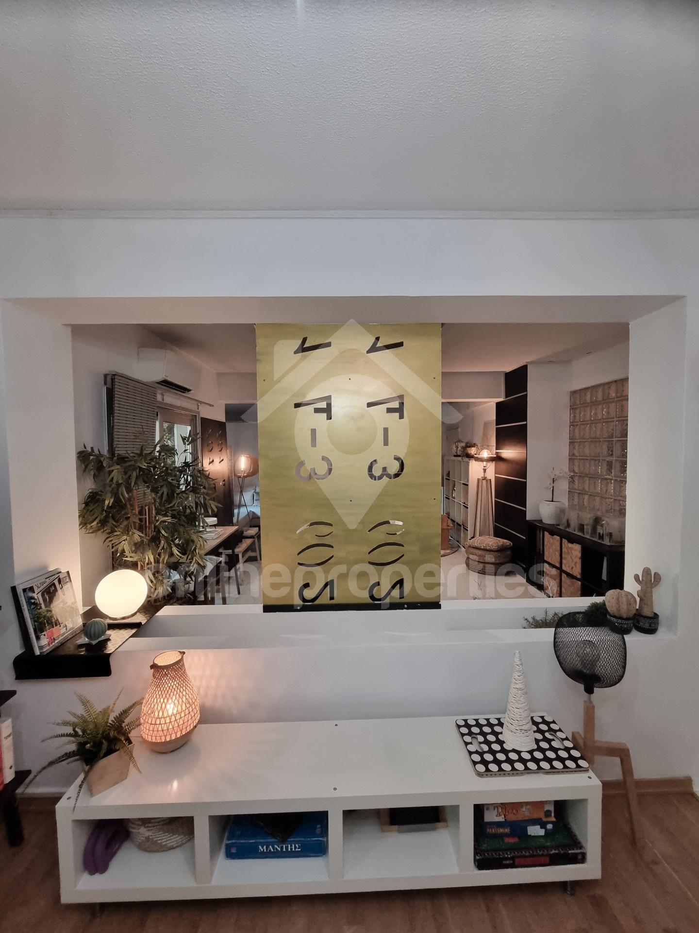 To change image, hover mouse over thumbnails below