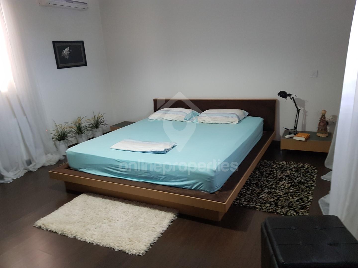 To change image, hover mouse over thumbnails below