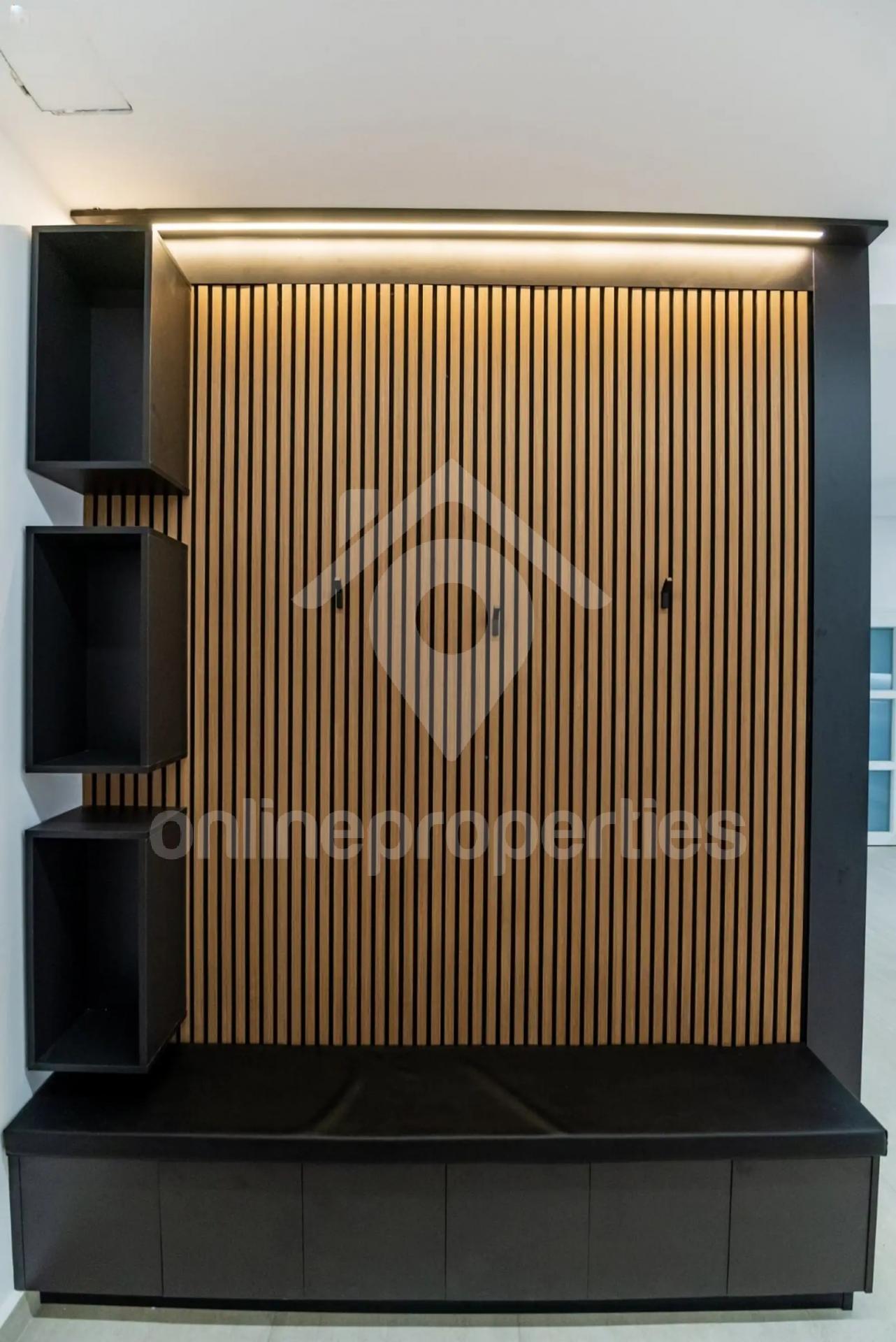 To change image, hover mouse over thumbnails below