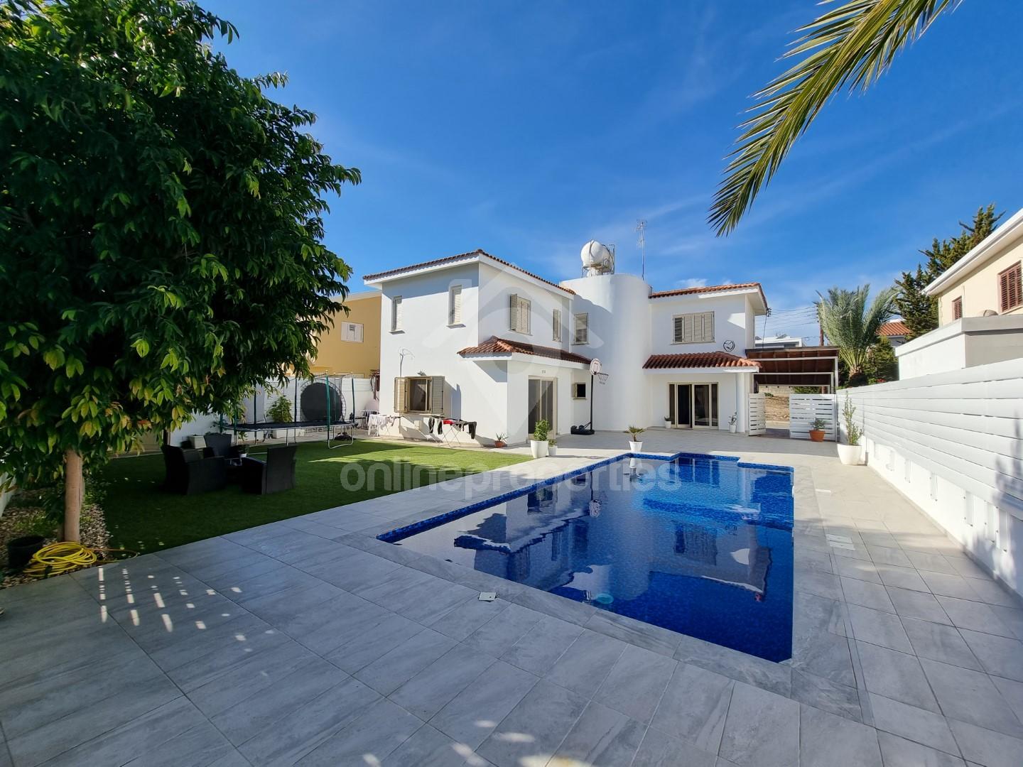 Featured Renovated Detached House of 4+ in a cul de sac