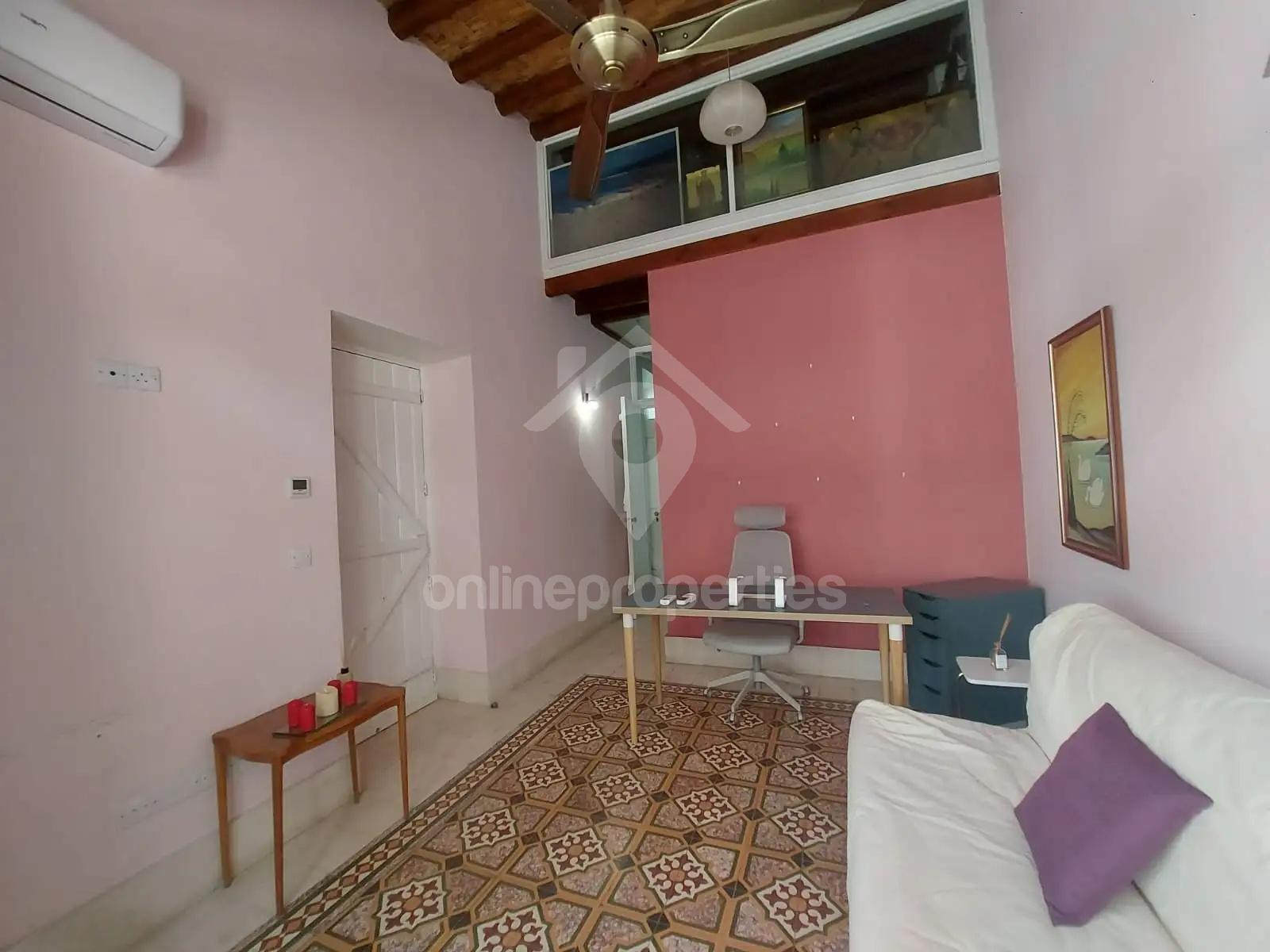 To change image, hover mouse over thumbnails below