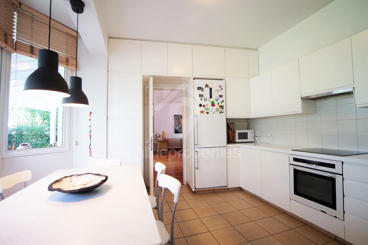 To change image, hover mouse over thumbnails below