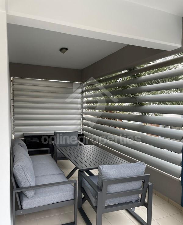 To change image, hover mouse over thumbnails below