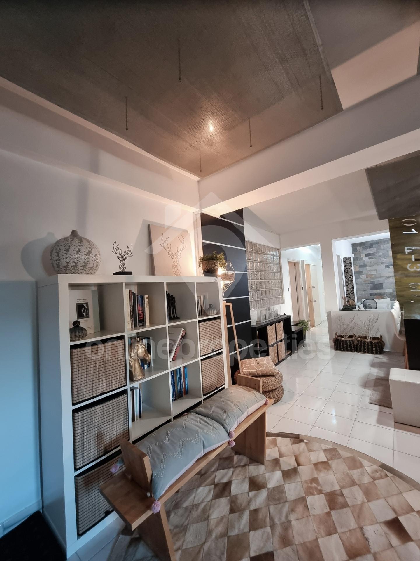 To change image, hover mouse over thumbnails below