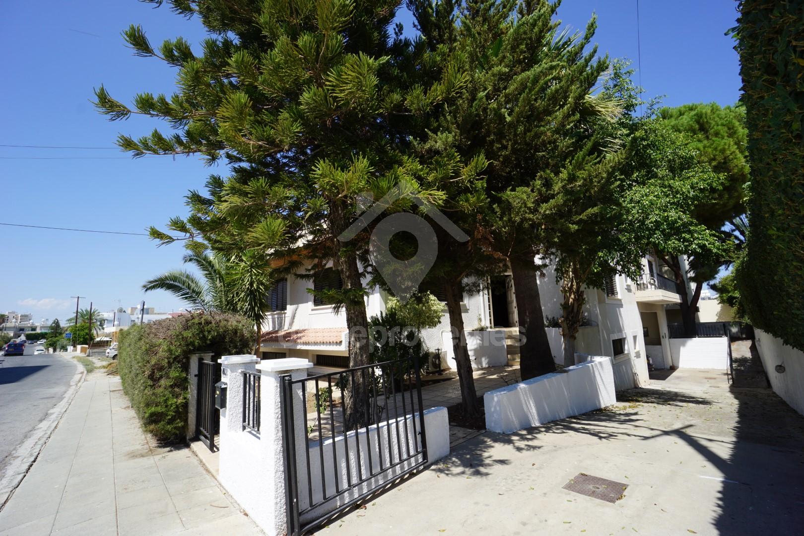 To change image, hover mouse over thumbnails below