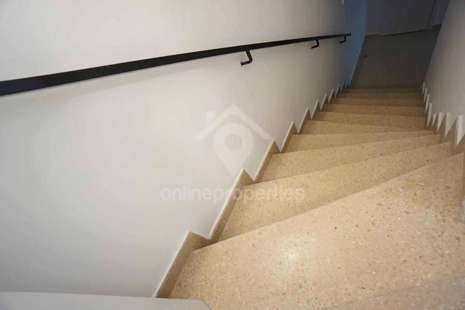 To change image, hover mouse over thumbnails below