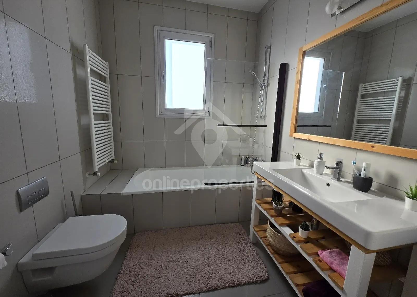 To change image, hover mouse over thumbnails below