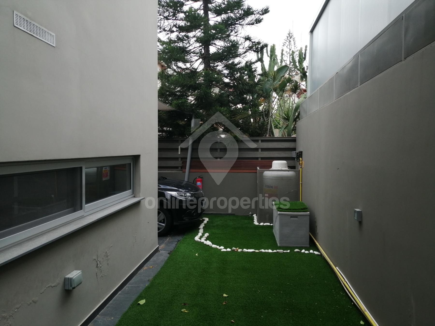 To change image, hover mouse over thumbnails below