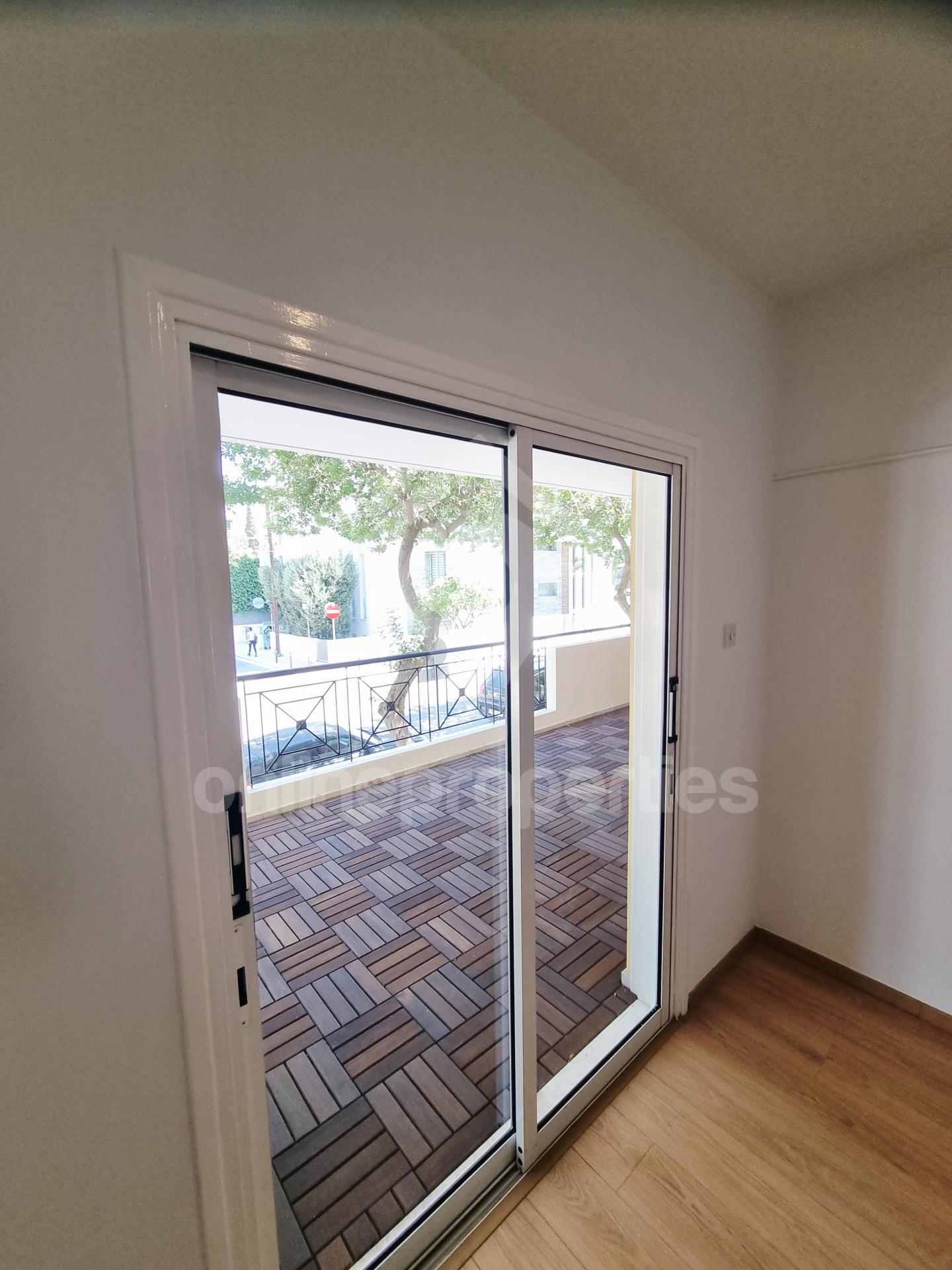 To change image, hover mouse over thumbnails below