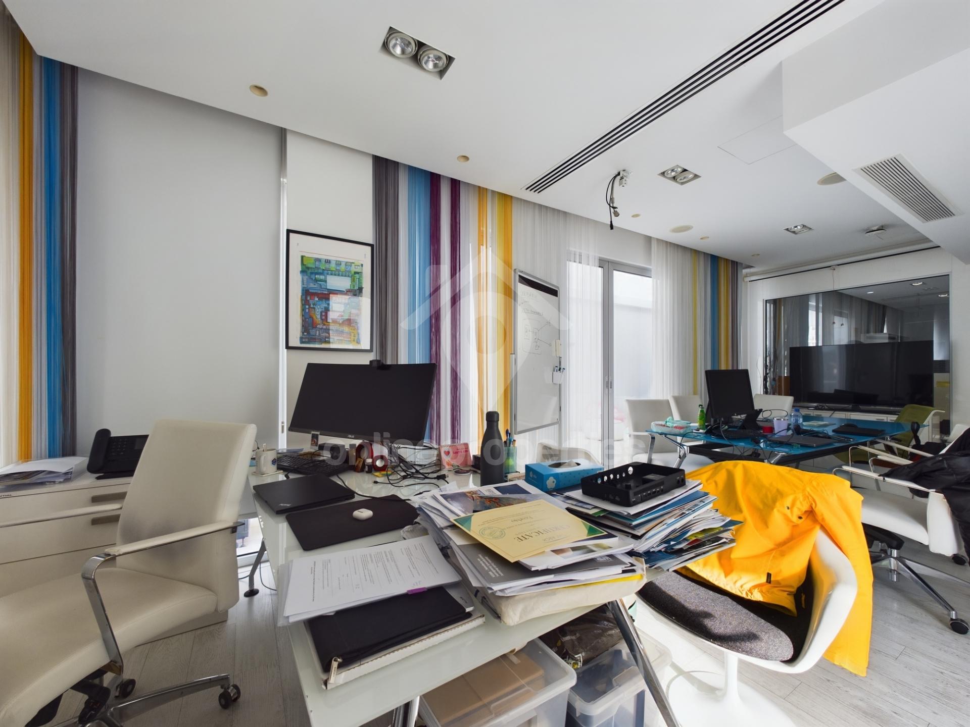 To change image, hover mouse over thumbnails below