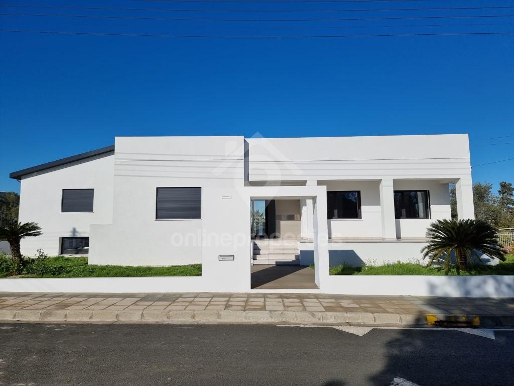 Brand New Modern 5 bedroom house with a swimming pool