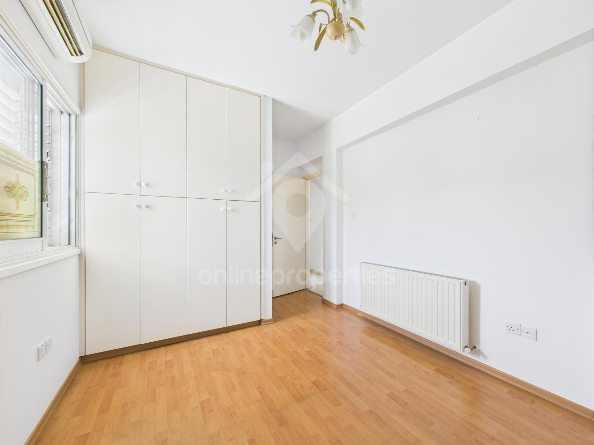 To change image, hover mouse over thumbnails below