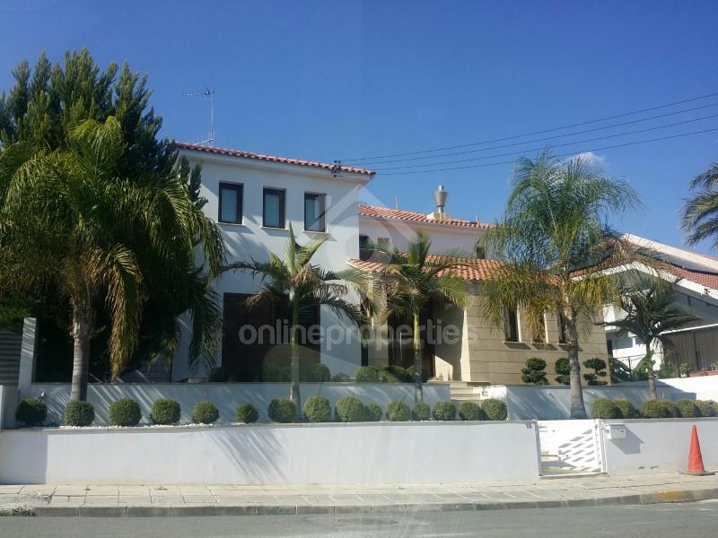 Luxurious 4-Bedroom Detached House with Modern Amenities and Stunning Outdoor Space