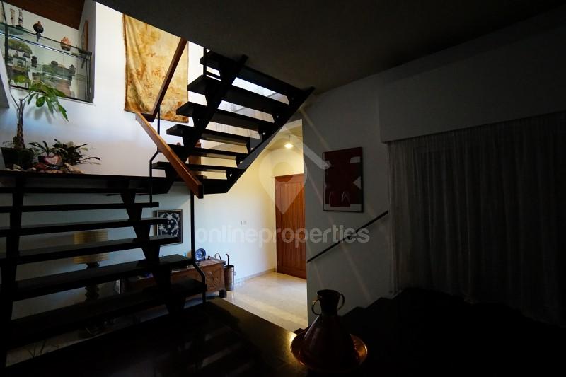 To change image, hover mouse over thumbnails below