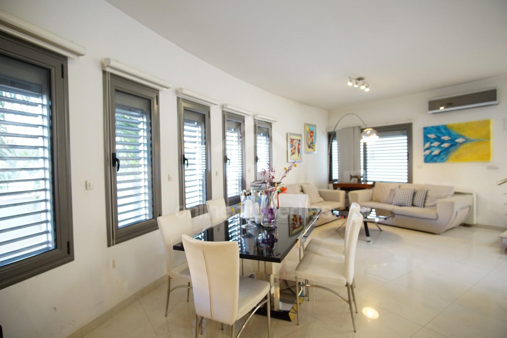 To change image, hover mouse over thumbnails below