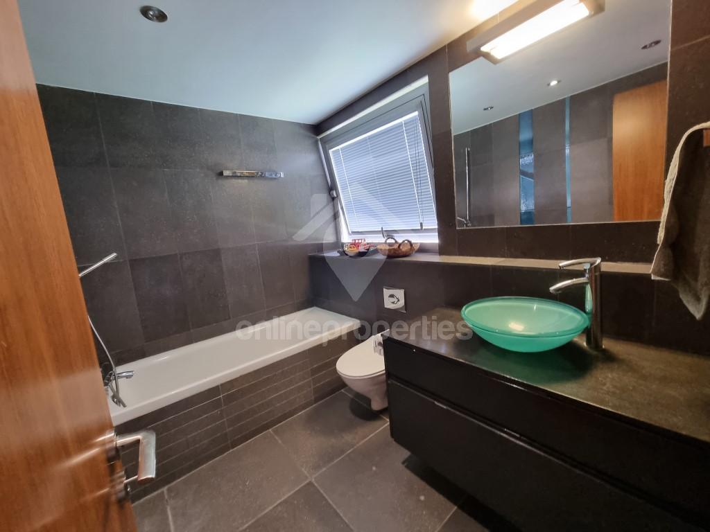 To change image, hover mouse over thumbnails below