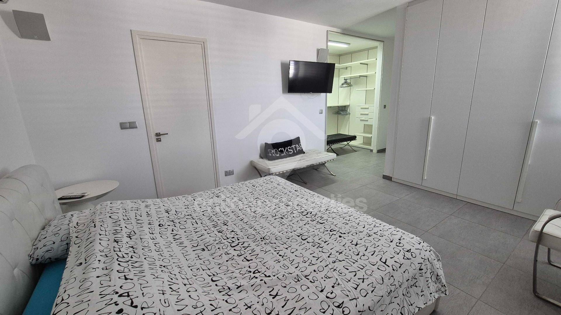 To change image, hover mouse over thumbnails below