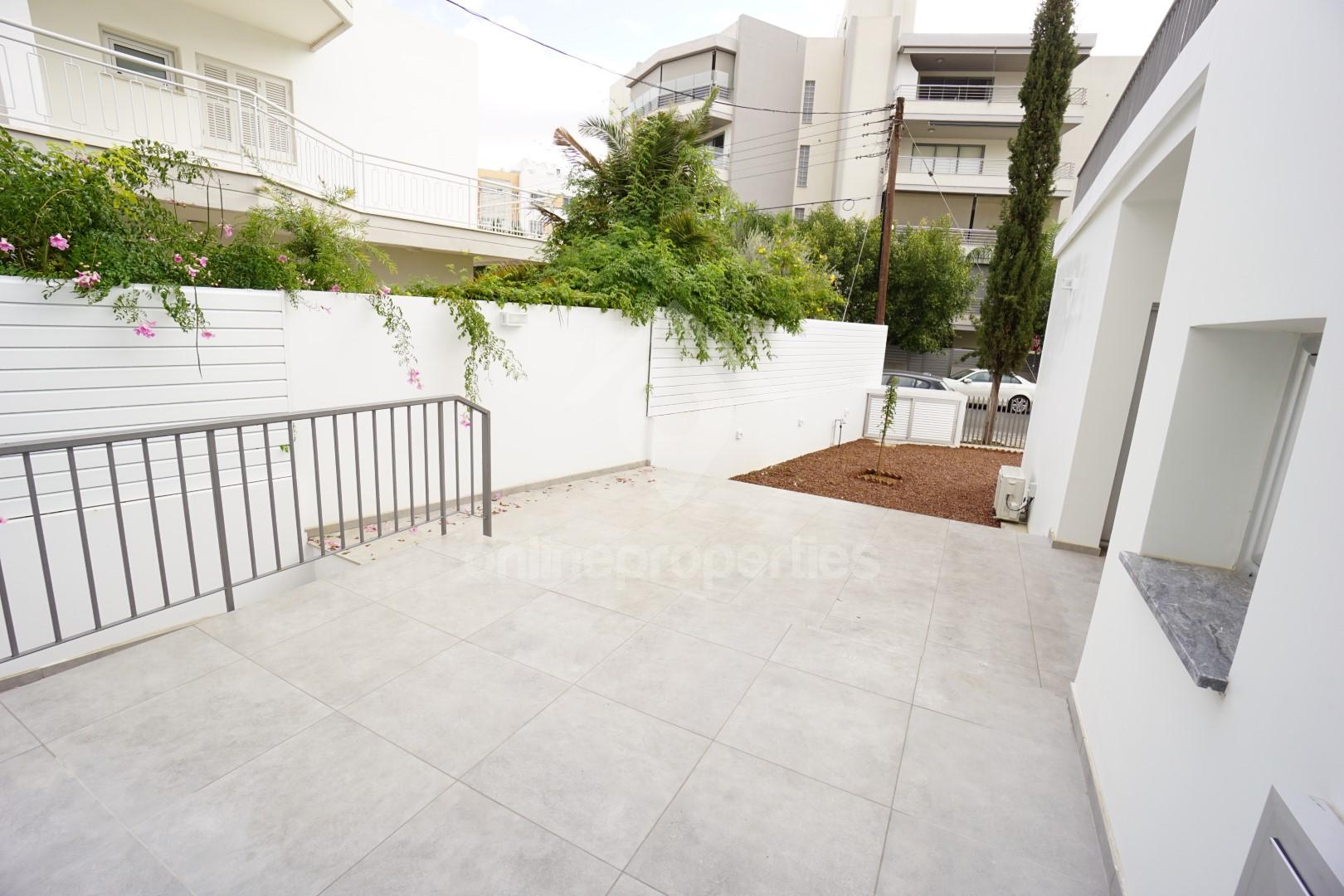 To change image, hover mouse over thumbnails below