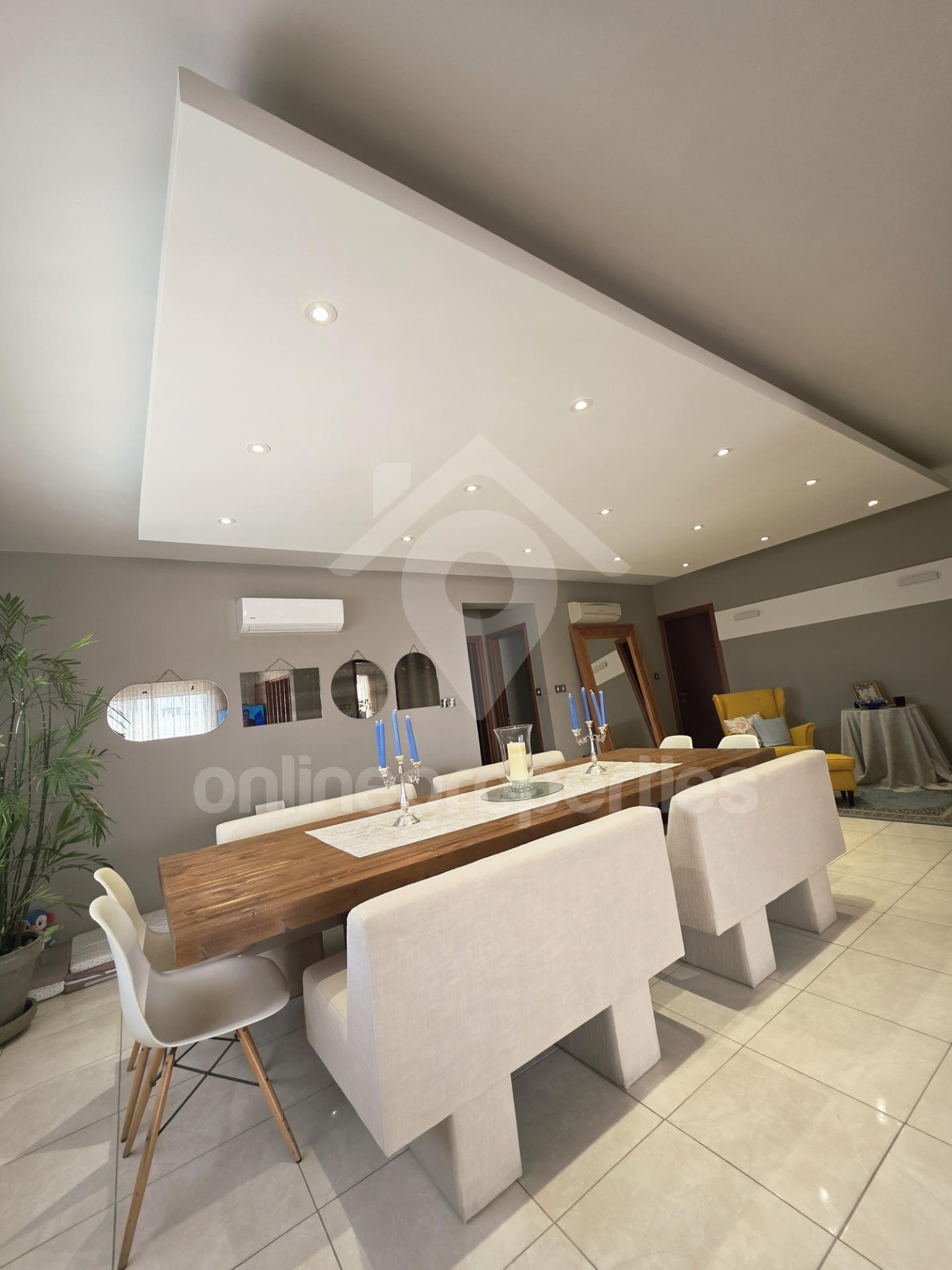 To change image, hover mouse over thumbnails below