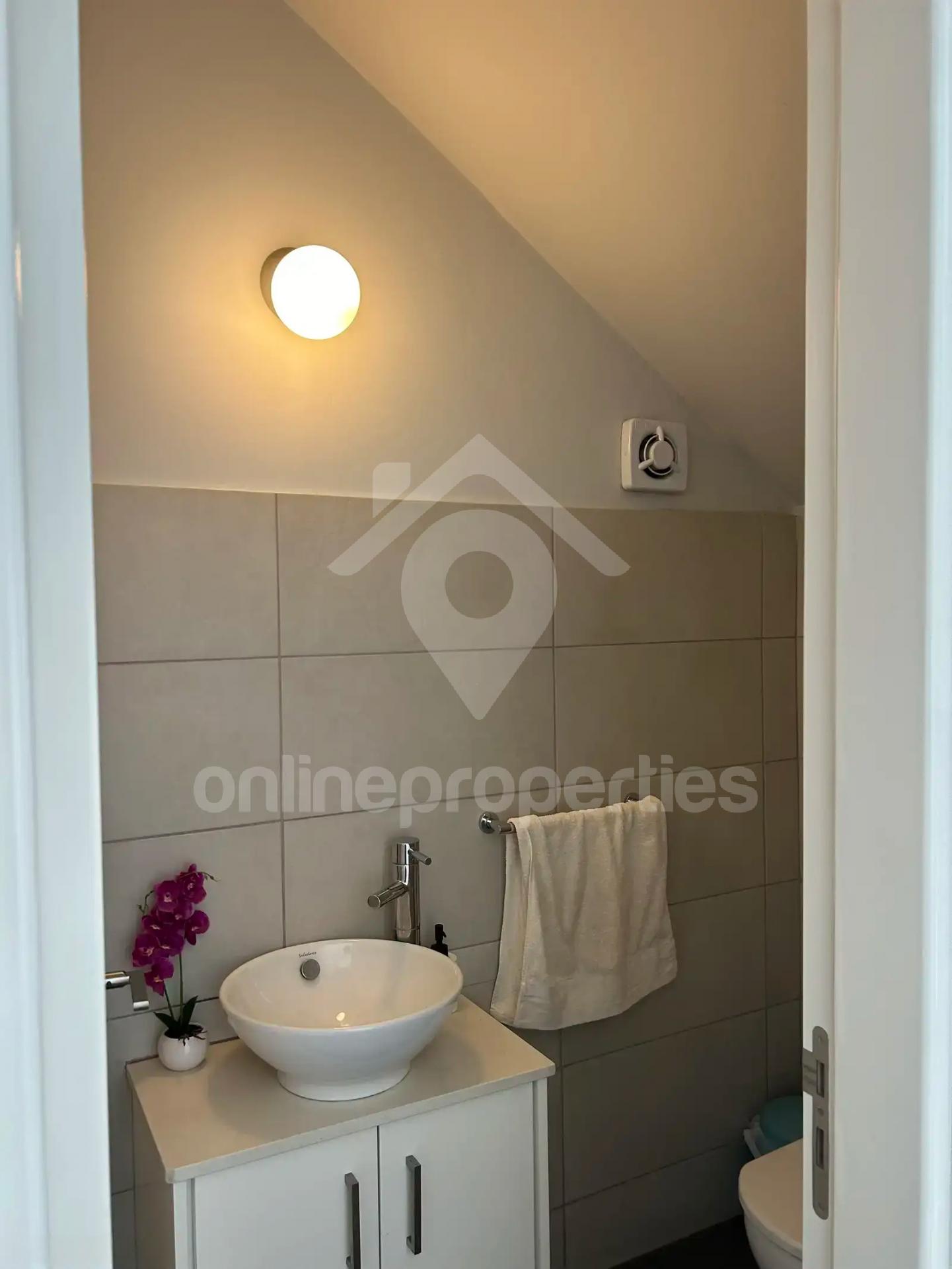 To change image, hover mouse over thumbnails below