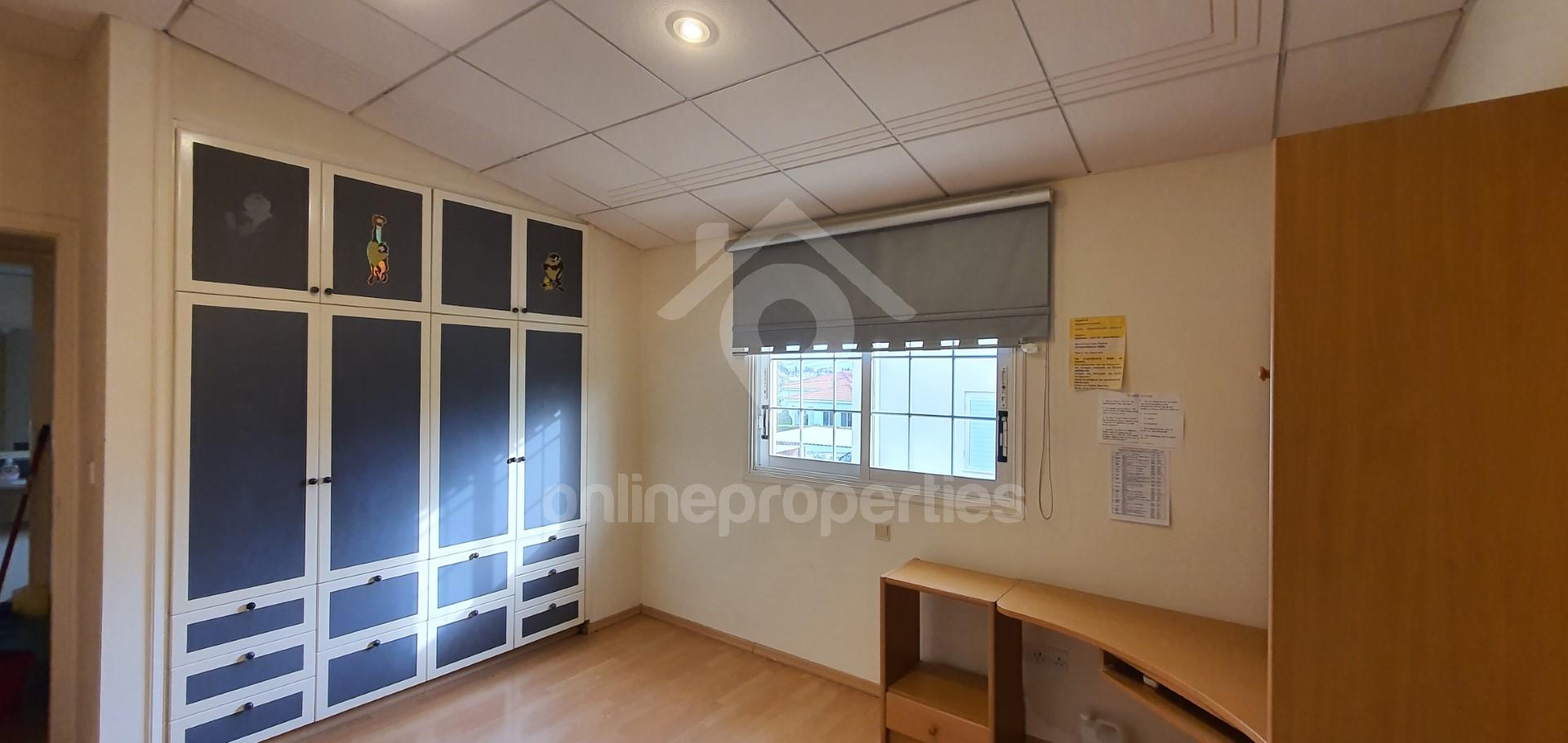 To change image, hover mouse over thumbnails below