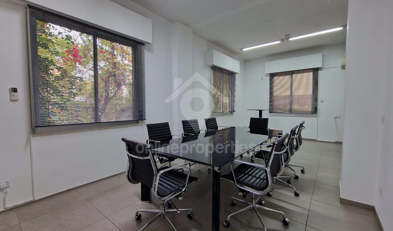 To change image, hover mouse over thumbnails below