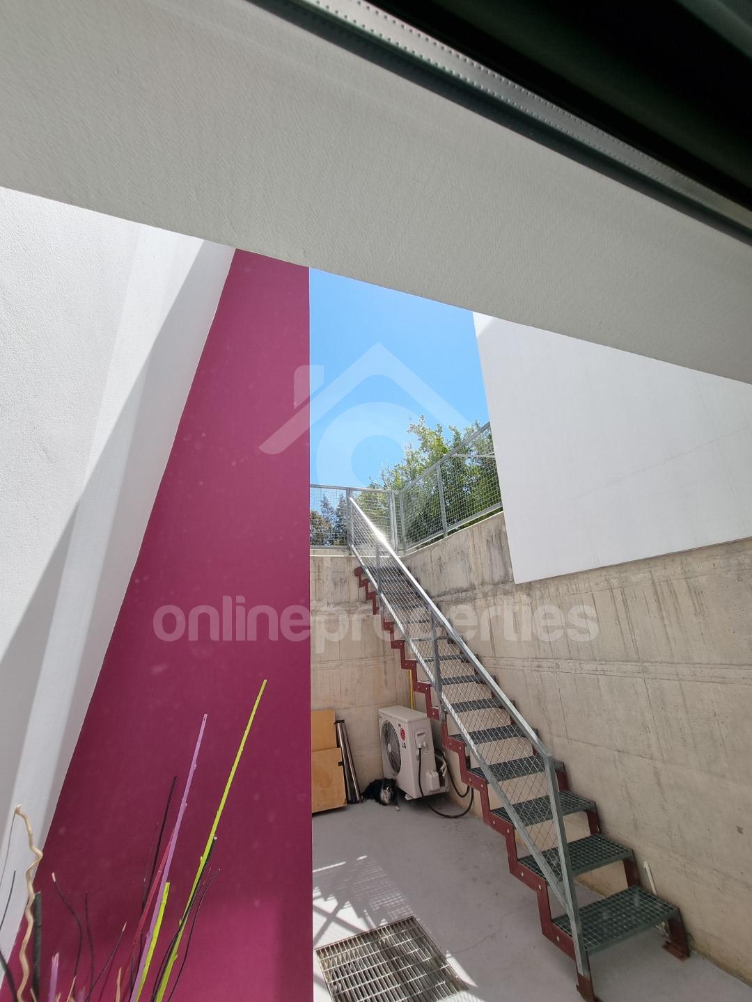 To change image, hover mouse over thumbnails below