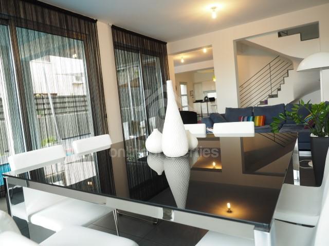 To change image, hover mouse over thumbnails below