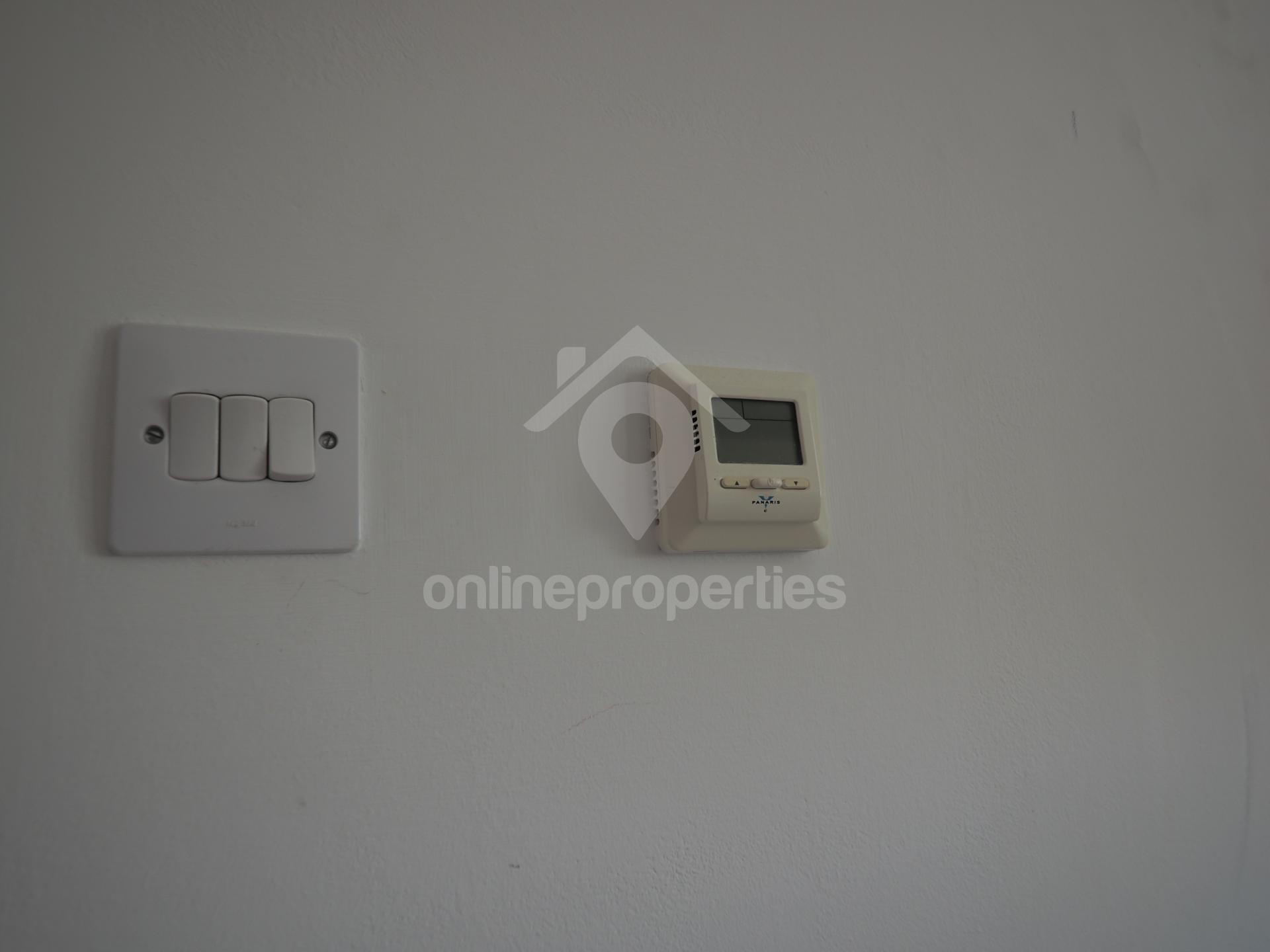 To change image, hover mouse over thumbnails below