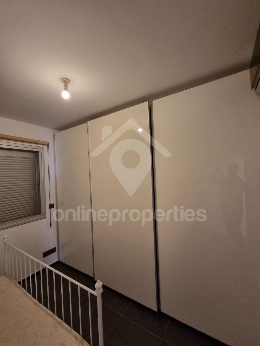 To change image, hover mouse over thumbnails below