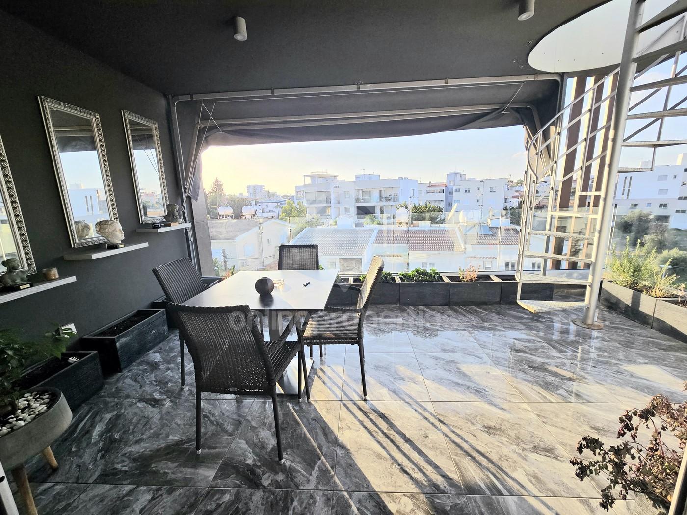 To change image, hover mouse over thumbnails below