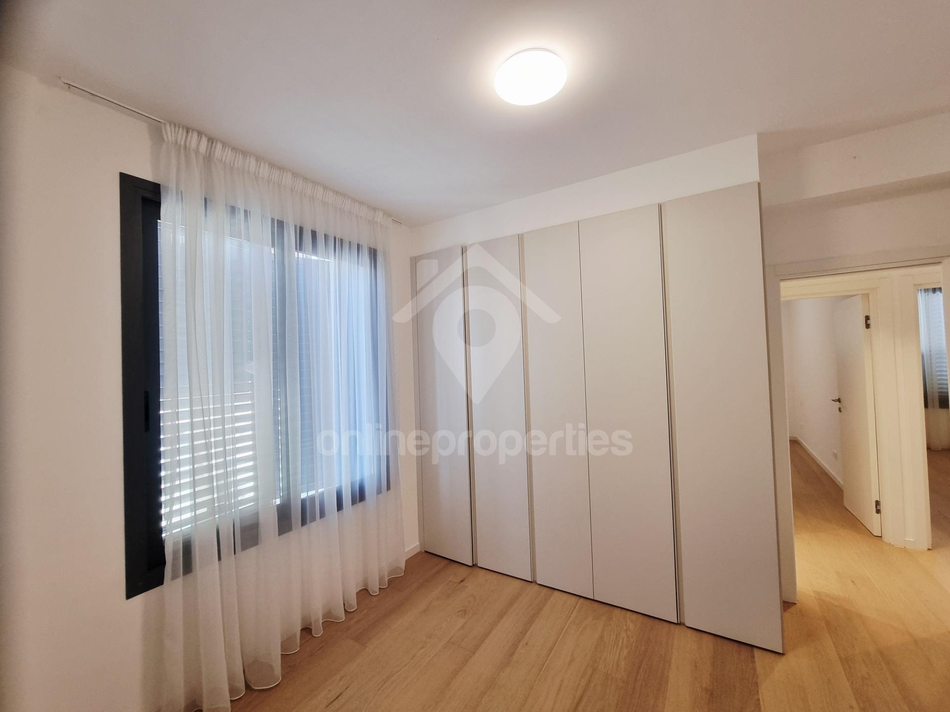 To change image, hover mouse over thumbnails below