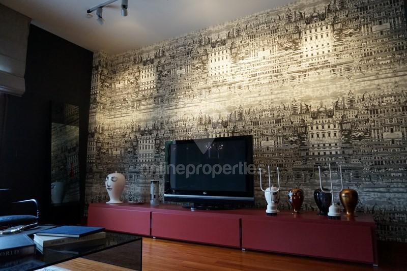 To change image, hover mouse over thumbnails below