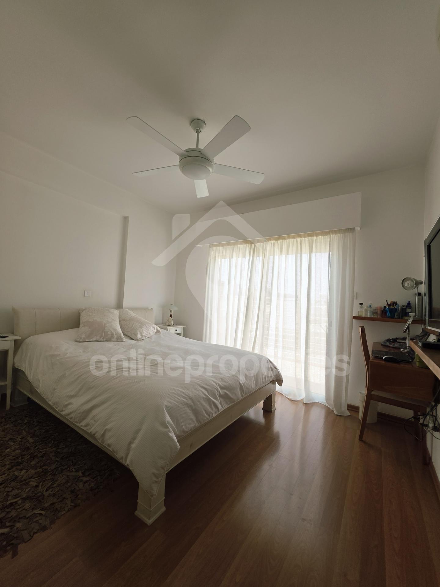 To change image, hover mouse over thumbnails below