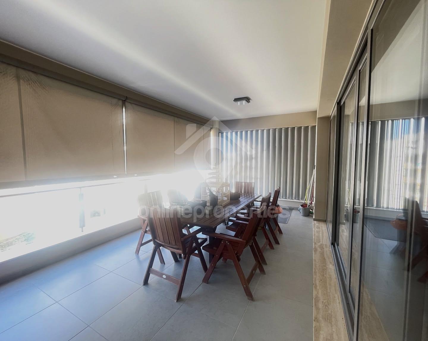 To change image, hover mouse over thumbnails below