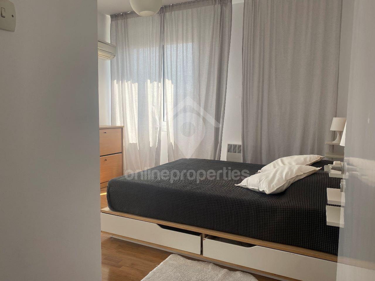 To change image, hover mouse over thumbnails below