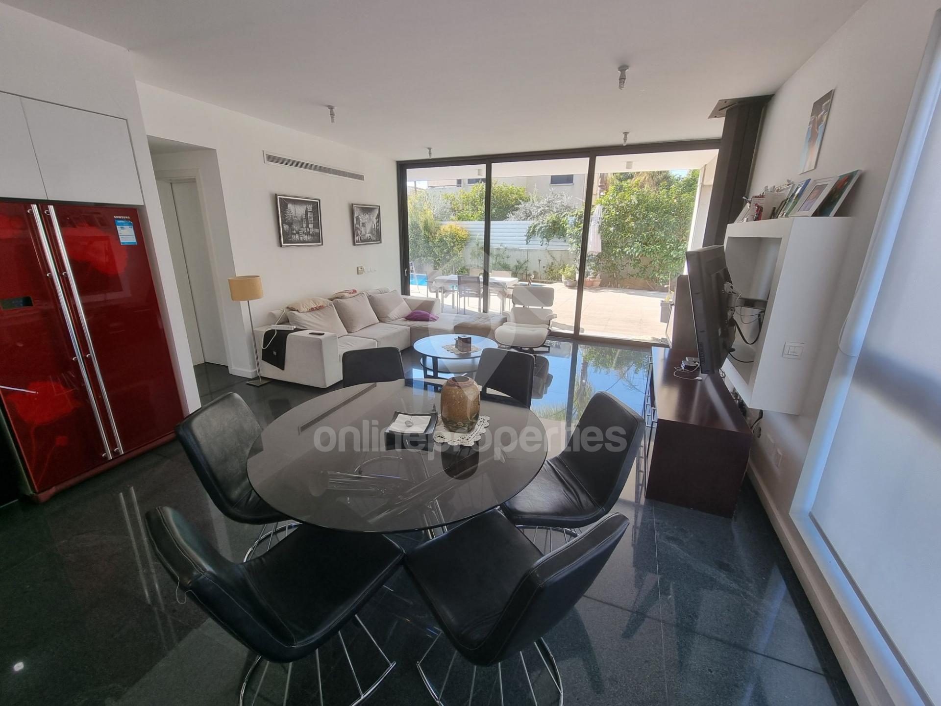 To change image, hover mouse over thumbnails below