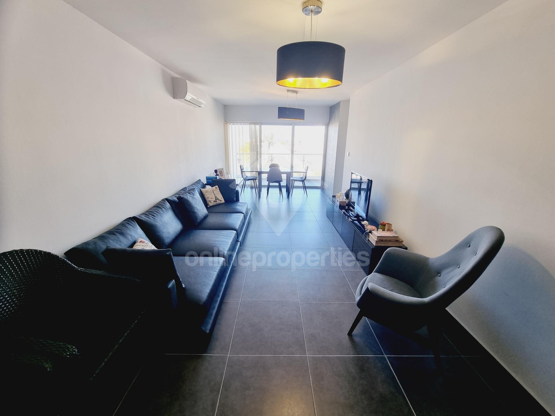 Top floor 2-bedroom apartment with a private roof garden