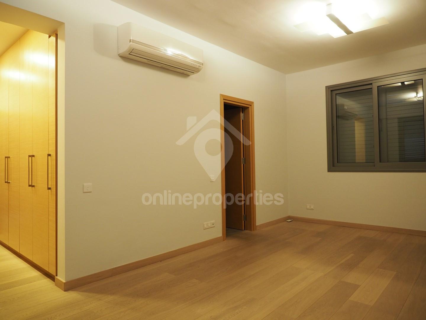 To change image, hover mouse over thumbnails below