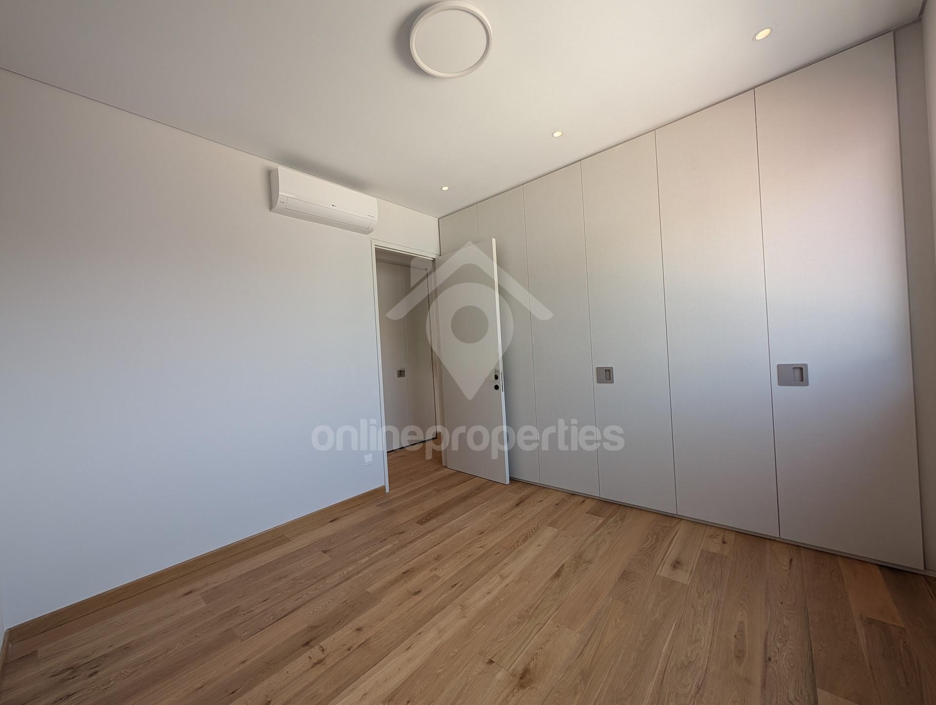 To change image, hover mouse over thumbnails below