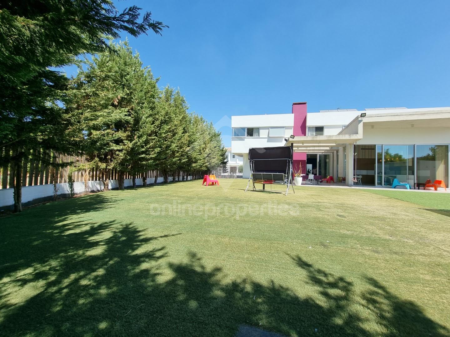 To change image, hover mouse over thumbnails below