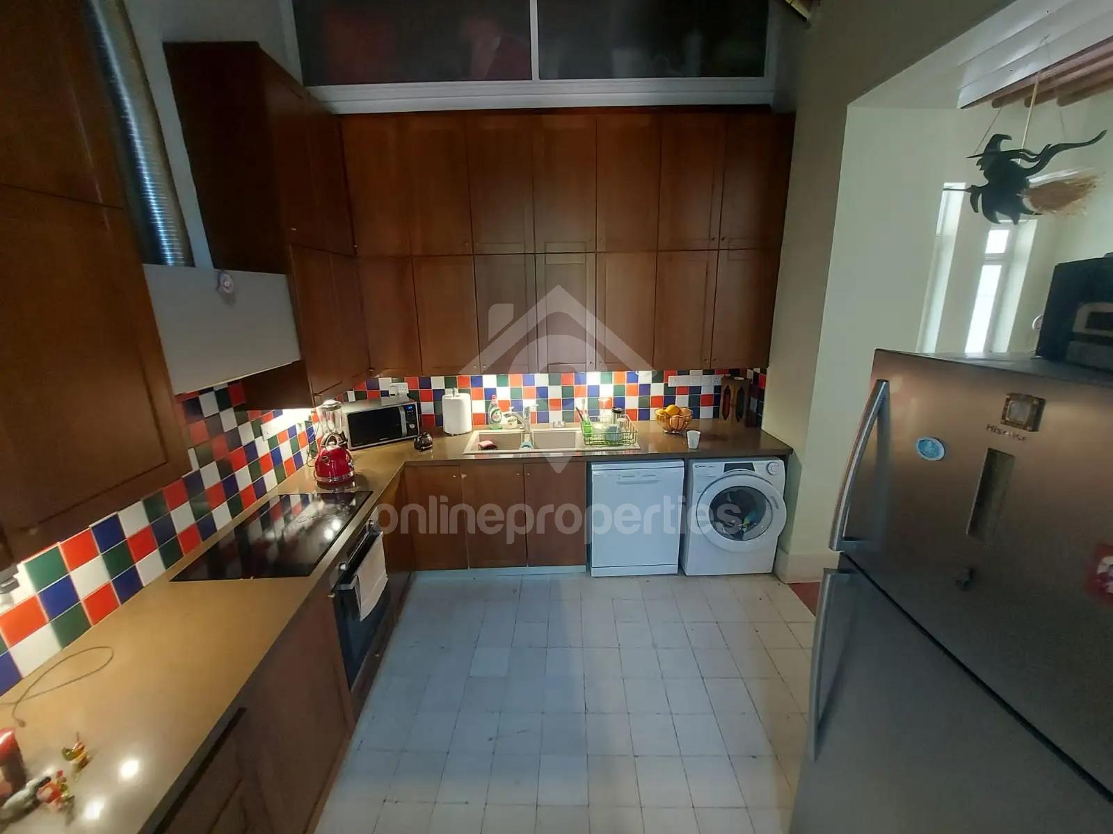 To change image, hover mouse over thumbnails below