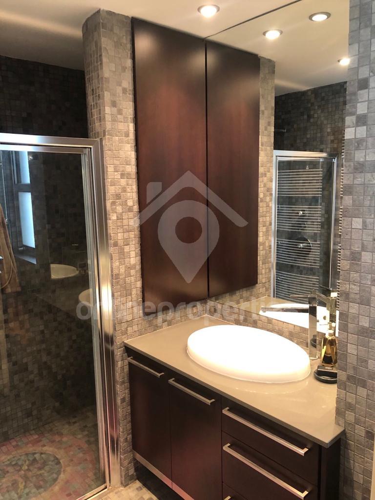 To change image, hover mouse over thumbnails below