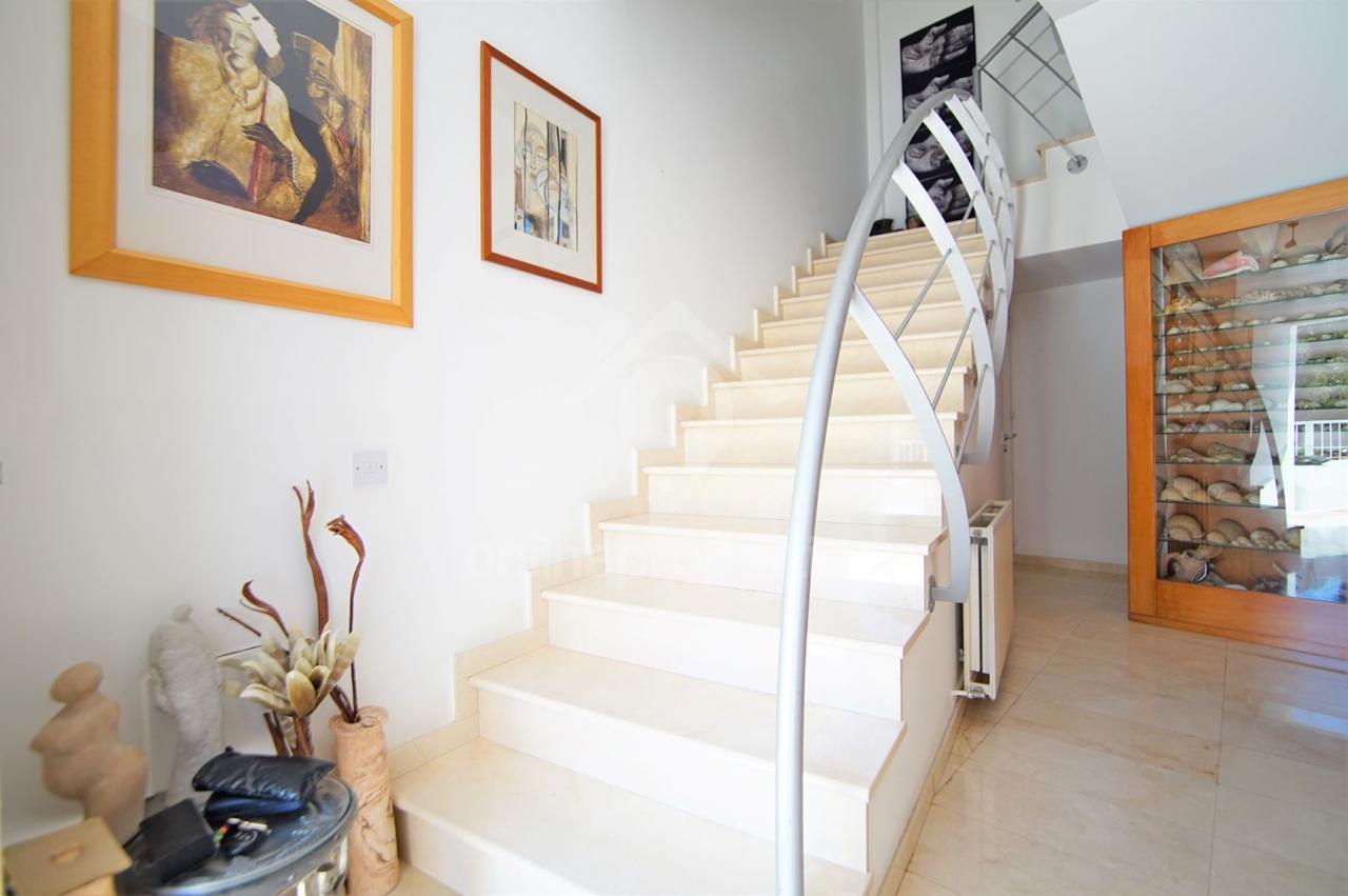 To change image, hover mouse over thumbnails below