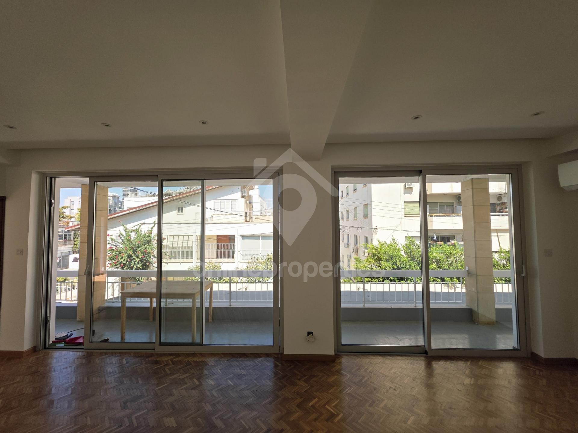 To change image, hover mouse over thumbnails below